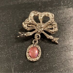 EUC Antique inspired silver tone brooch.